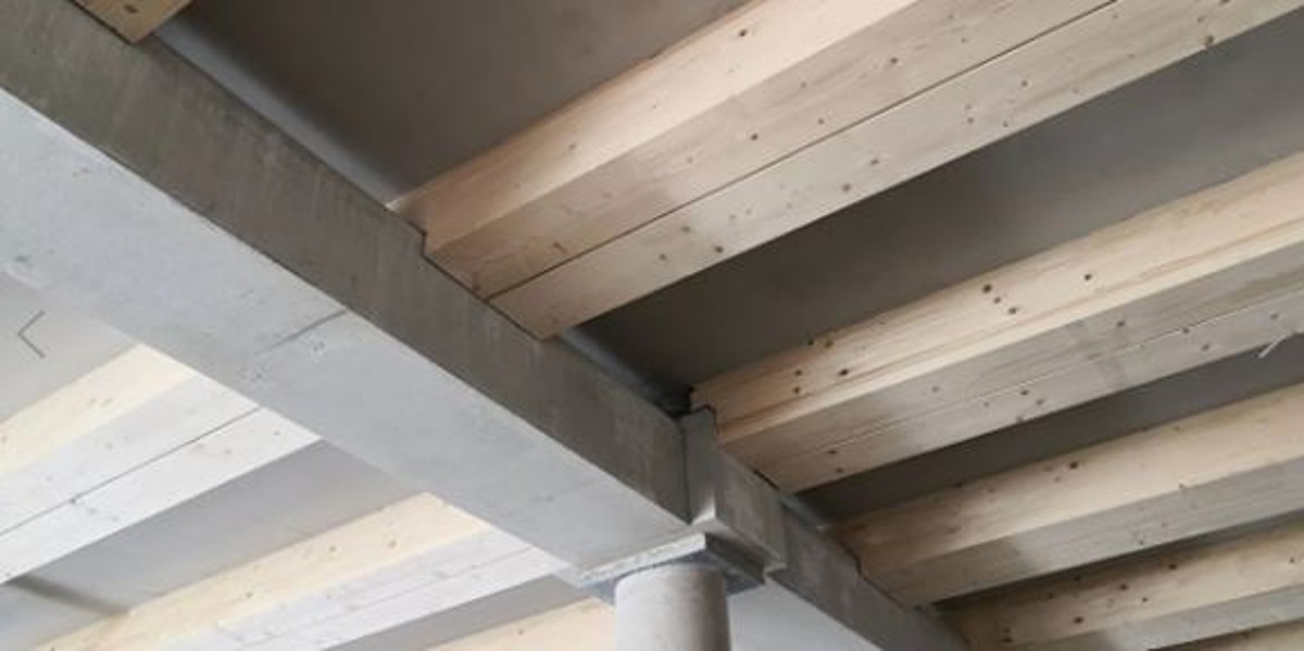 De materiaalmix tussen hout en beton zorgt voor een unieke sfeer