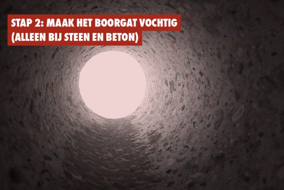 Stap 2 : Maak het boorgat vochtig (alleen bij steen en beton)